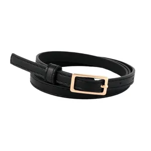 Ceinture fine noire minimaliste pour femme avec boucle dorée élégante pour robe.