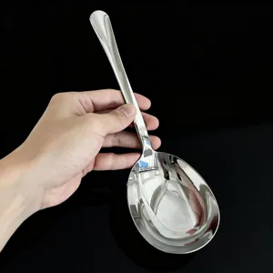 Cuillère de service en acier inoxydable avec finition polie et manche court pour la cuisine.