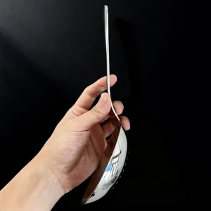 Vue détaillée de la cuillère en acier inoxydable avec surface polie et manche court ergonomique.