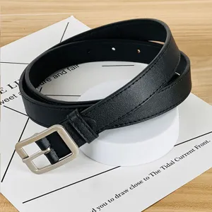 Zwarte dames casual lederen riem met stijlvolle metalen gesp voor dagelijks gebruik.