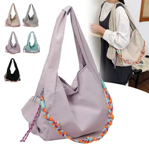 Grande borsa a spalla in nylon per donna, elegante borsa hobo casual con tracolla colorata.