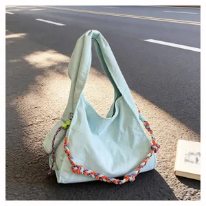 Grande capacità borsa a tracolla in nylon da donna, elegante borsa casual per commuting.