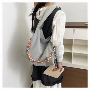 Borsa a tracolla in nylon da donna, grande shopper morbida con tracolla intrecciata colorata.