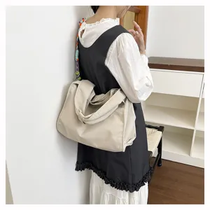 Borsa a tracolla da lavoro in nylon dettaglio, grande borsa giornaliera con cinturino colorato.