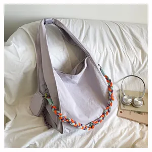 Borsa a tracolla in nylon pendolare con tracolla intrecciata colorata e portamonete chic.