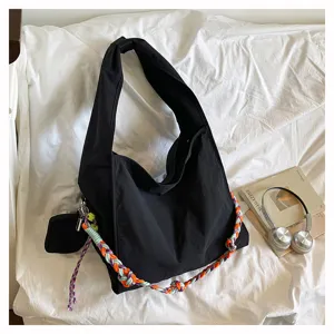 Borsa a tracolla hobo in nylon nero vista dettagliata, grande borsa casual per donna.