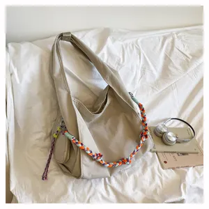 Vista dettagliata della borsa a tracolla in nylon da lavoro con tracolla intrecciata e morbida.