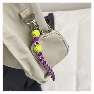 Vista dettagliata dell'elegante borsa a tracolla in nylon cinturino anello metallico e borsetta.