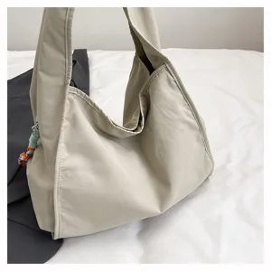 Borsa a tracolla in nylon di grande capacita, design minimalista e casual per l'uso quotidiano.