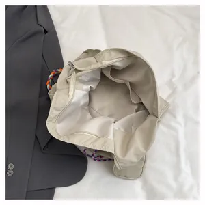 Dettaglio interno della borsa casual in nylon beige con scomparti pratici multipli.