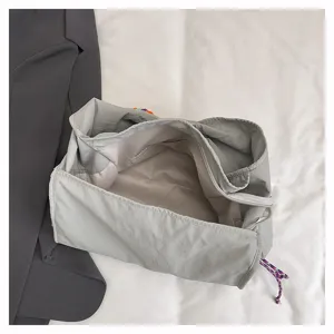 Borsa a tracolla da commuter di grande capacita in nylon grigio borsa minimalista dettaglio