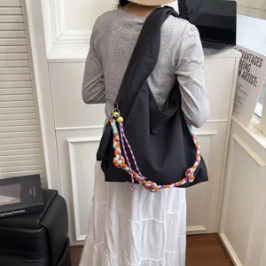 Borsa a tracolla hobo in nylon nero da donna, borsa capiente grande con treccia colorata.