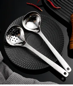 Roestvrijstalen soeplepel en schuimspaan set keuken kookgereedschap met getextureerd handvat