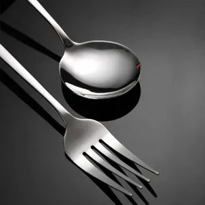 Edelstahl Besteckset mit Gabel und Löffel für moderne Küche und stilvolles Restaurant