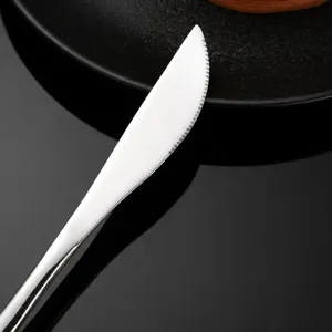 Edelstahl Steakmesser mit gezahnter Klinge Tafelmesser Kueche Besteck fuer Tisch Hauptbild.