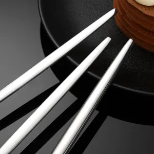 Edelstahl Besteckset mit glänzender Oberfläche für moderne Küche und Restaurants stilvoll.