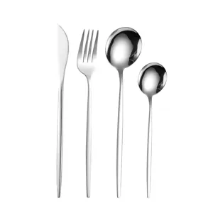 Modernes Besteckset aus Edelstahl mit Messer, Gabel und Löffeln für den Esstisch.