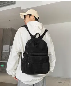 Detailansicht des schwarzen retro lässigen großen Kapazität Rucksacks vom Model getragen chic.