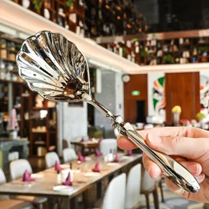 Roestvrijstalen schelpvormige soeplepel met speciaal handvat voor thuis en hotel.