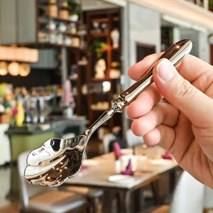 Roestvrijstalen schelp-lepel met gesneden pompoenhandvat, creatief servies voor thuis.