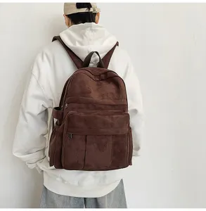 Detailansicht eines vintage braunen Cord-Rucksacks mit grossem Stauraum und Fächern.