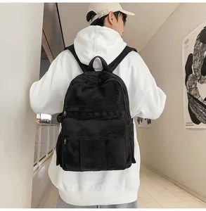 Detailansicht des vintage schwarzen Rucksacks mit großem Kapazität und lässigem Design.