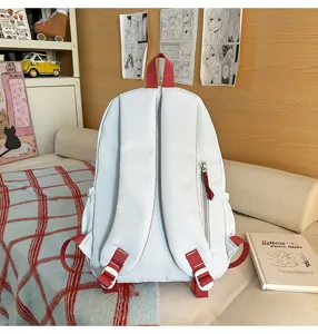 Zaino casual minimalista grigio chiaro con spallalacci rossi per uso quotidiano studenti.