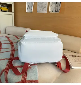 Vista dettagliata dello zaino bianco casual con spallacci rossi dal design minimalista.