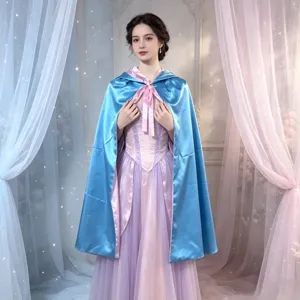 Gedetailleerd overzicht van de sprookjescosplaycape van glad dubbelzijdig satijn met strikken.