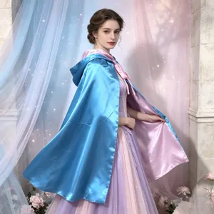 Gedetailleerd overzicht van een blauwe en roze omkeerbare cape met capuchon voor cosplay.