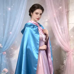 Dubbelzijdige blauwe en roze satijnen cape met capuchon voor Halloween verkleedpartijen.