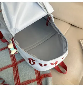 Vista dettagliata dello zaino casual bianco con spallacci rossi, interno e ricamo.