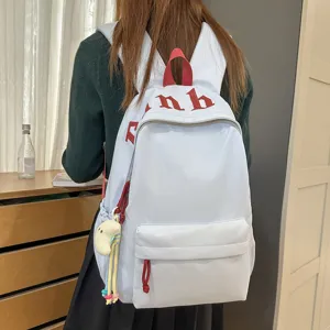 Zaino casual azzurro chiaro per donne e studenti con elegante design ricamato con lettere sul davanti.
