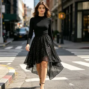 Superbe haut noir à manches longues associé à une jupe élégante en sequins asymétrique.