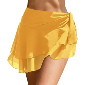 Details des gelben Chiffon-Strandwickelrocks mit eleganten Rüschen und seitlichem Bindeband.