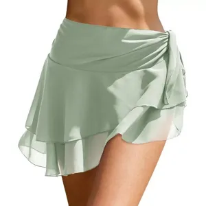 Detailansicht des mintgrünen, gelagerten Chiffon-Strandrocks mit Rüschen und seitlicher Schleife.