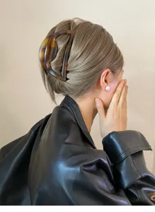 Detailed view of a Korean vintage tortoise shell hollow large hair claw clip for thick hair styling.