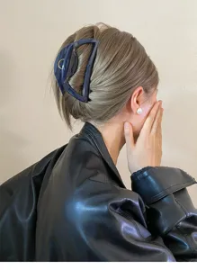 Korean retro large hollow hair claw detail shot, elegant dark blue arch shark clip for thick hair.
