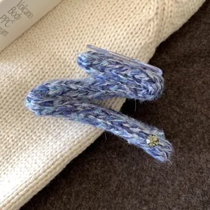 Pince à cheveux en tricot bleu avec strass, pince requin en laine vintage pour cheveux épais.