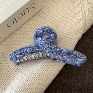 Pince à cheveux tricotée bleue griffe de requin en laine grosse confortable pour cheveux épais