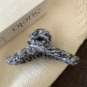 Pince a cheveux en tricot epais noir et blanc, elegante grande pince retro pour cheveux epais.
