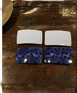 Primo piano di fermagli per capelli in acetato, azzurro chiaro e blu scuro stellato.