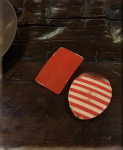 Set di mollette per capelli in acetato colorato, eleganti accessori rossi e rigati donna.
