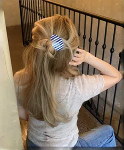 Fermaglio per capelli in acetato a righe blu e bianche, accessorio elegante dettaglio donna.