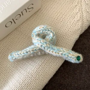 Grande pince à cheveux en tricot chunky avec détail de cristal, griffe pour cheveux épais.