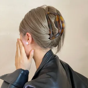 Korean vintage tortoise shell hollow large hair claw clip for thick hair styling, elegant fashion.