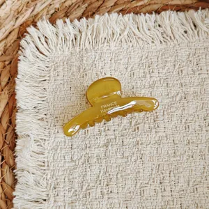 Amber acetate hair claw clip detail view, stylish Korean design for elegant daily hairstyles.