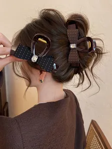 Vue détaillée pince à cheveux nœud pois marron avec strass étincelant, accessoire chic.