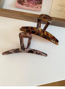 Detailed view of retro leopard print hair claw clip, stylish resin shark clip for thick hair.