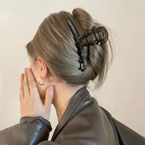 Retro claw clip for thick hair, stylish shark hair clip for women, early autumn hair accessory.